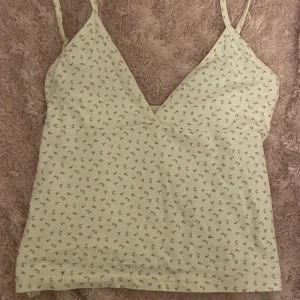 AMARA FLORAL TANK - Säljer mitt brandy linne då det inte är min stil längre. Bra skick och inga defekter.  Kan mötas upp i/runt Stockholm’s tc eller frakta (köparen står för frakt) KÖP INTE DIREKT! 💗