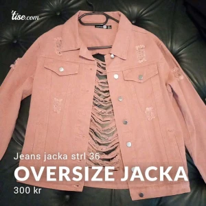 Jeans jacka - Säljer min beige/ rosa jeans jacka i strl 36, passar xs till L då den är oversized. Endast provad. 300kr +50kr frakt