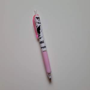 En blyertspenna med kuromi för blyertstift, endast testad. Passar för 0.5s blyertstift.