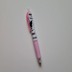 Kuromi blyertspenna - En blyertspenna med kuromi för blyertstift, endast testad. Passar för 0.5s blyertstift.