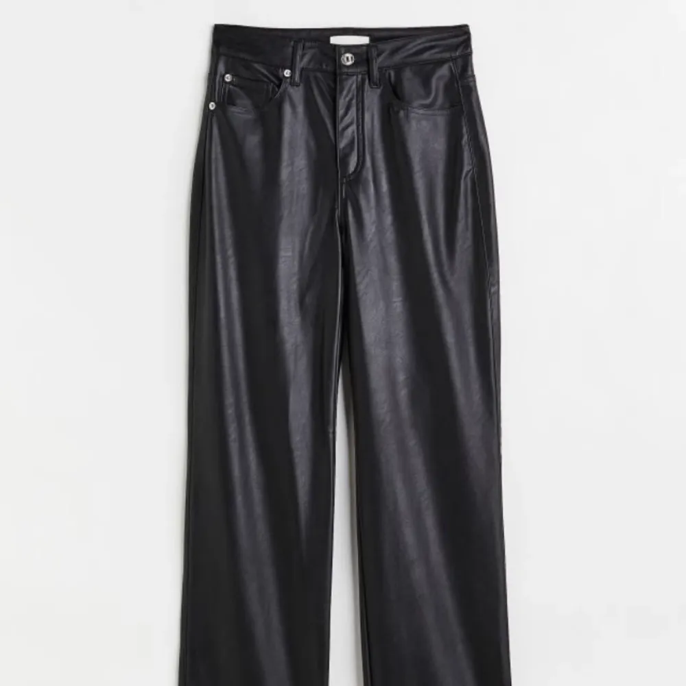 Säljer dessa skinnbyxor från H&M, passar mig som är 171cm i längden ☺️. Jeans & Byxor.