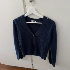 Marinblå kofta  - Marinblå kofta köpt via Zalando. Har kristalldetaljer som knappar. Storlek XS men passar bra på mig som vanligtvis har storlek S