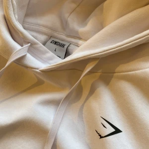 Gymshark  - Säljer min oversized gymsharkhoodie i storlek L för att den ej kommer till användning. Har använt den Max 3 gånger så den är som ny! Den finns ej kvar på hemsidan men jag köpte den för 400kr Säljer den för 150😻Köparen står för frakten❤️‍🔥