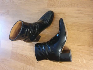 & other stories lackskor - Other stories skinn-skor (lackat skinn). Använda sparsamt men fått veck i skinnet av användningen. 