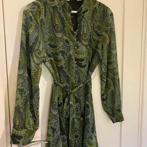 Grön klänning från zara, har knappt använt den och är superfint, stylar med ett par svarta cowboyboots!