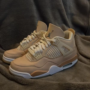 Air Jordan 4 Shimmer - Säljer nu mina jordans som jag inte fått så mycket användning av. Köpta 2022 och är som nyskick. 