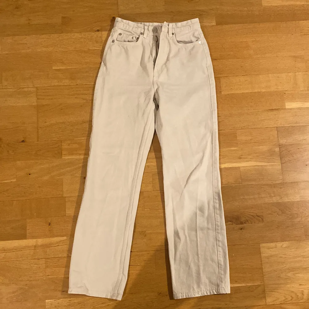 ’Rowe extra high straight jeans  ’ i färgen beige köpt från weekday, straight leg o högmidja stl waist: 24 length: 30. Jeans & Byxor.