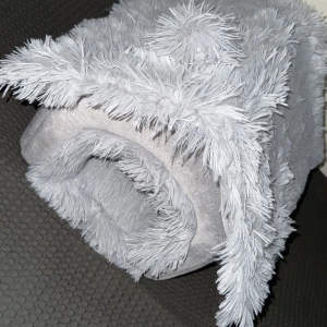 Djur koja/säng - Jätte söt litet hus till hund/katt. Passade dessvärre inte mitt husdjur. Så mjuk och fin, avdragbar tak. Fluffig kudde med. Tips - Så fin med ljusslingor på taket! Skriv för mer bilder/frågor. Helt oanvänd. 
