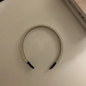 Vitt diadem  - Tredigt vitt diadem som tyvärr inte längre kommer till någon användning! Använt ca 1-2 gnr men är så gott som ny