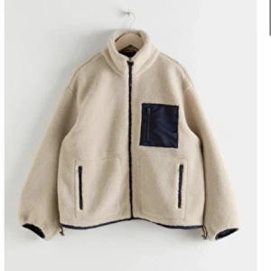 TeddyJacka  - Populära teddyjackan från & Other Stories i storlek M. Nypris 1300