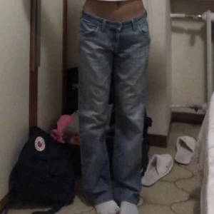 Lågmidjade jeans  - Så söta men tyvärr inte min stil längre  66kr frakt 