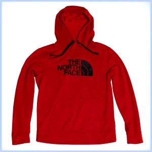 Röd North Face Hoodie - RÖD NORTH FACE HOODIE STORLEK: S NYPRIS 800kr MÄRKE: THE NORTH FACE SKICK: Litet hål i söm på vänster sida  MÅTT: PTP: 44cm  ARM: 53cm