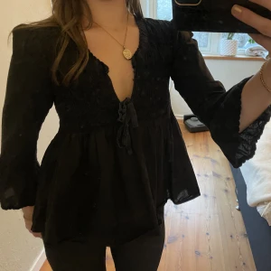 Fest topp - Jättefin blus från oddmolly! Funkar jättebra till fest men likaså till skolan. Köparen står för frakten<3