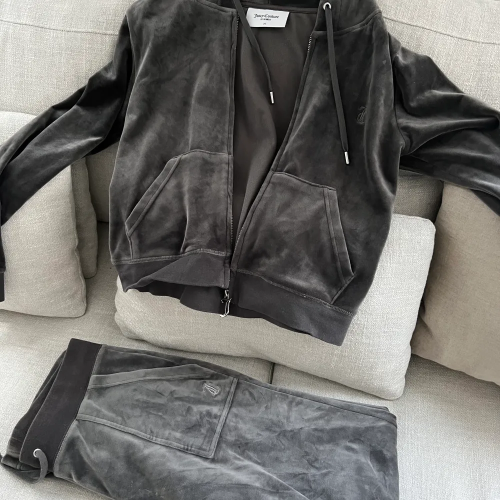 Set från Juicy Couture i grå färg som är använt väldigt få gånger. Det är storlek M i både byxorna och tröjan. Övrigt.