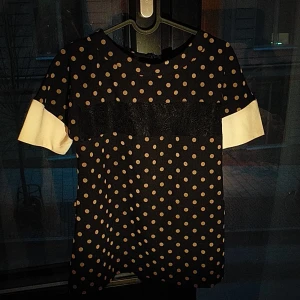 Prickig 60tals tröja  - Snygg 60-70 tals tröja i ett prickigt tyg med en mönstrad rygg