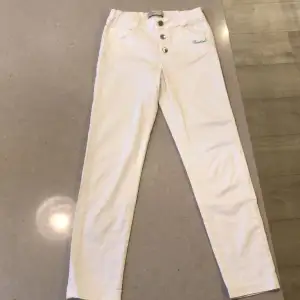Vita Jeans från Zara, storlek 134.