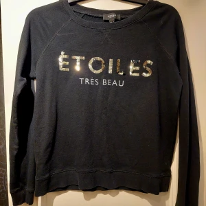 Mango jeans tröja - Det är medium men den är väldigt liten i storleken. Mer som en small.