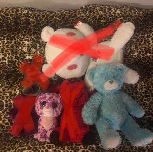 Gosedjur - Dags att säga hejdå till dessa då jag inte längre använder dom. Blå nalle 30kr, bean boos TY rosa/lila leopard 80kr. Allt 100kr 🎀✨ PS: klickar du köpt direkt så köper du båda samtidigt!