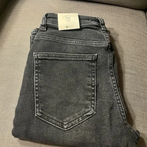 Hedda jeans Gina tricot  - Helt oanvända jeans från Gina tricot. Tighta ben. Lånade bilder 