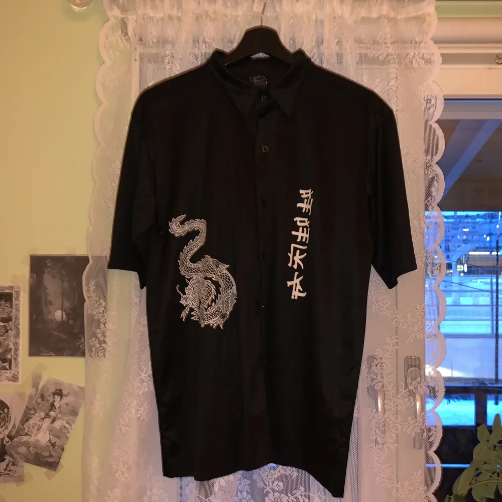 Skjorta med tryck av drake och japansk text, avklippt i botten 🤪. Skjortor.