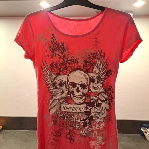 💰 "Forever young" rhinestone thirt 💰 - Knappt använd, fint skick, fått av en släkting så vet ej vart den kommer ifrån, ingen lapp  Frakt: 54kr (114kr)