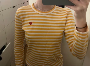 cdg play tröja  - så smickrande o snygg cdg play tröja med litet hjärta, sparsamt använd o jättebra kvalitet💕