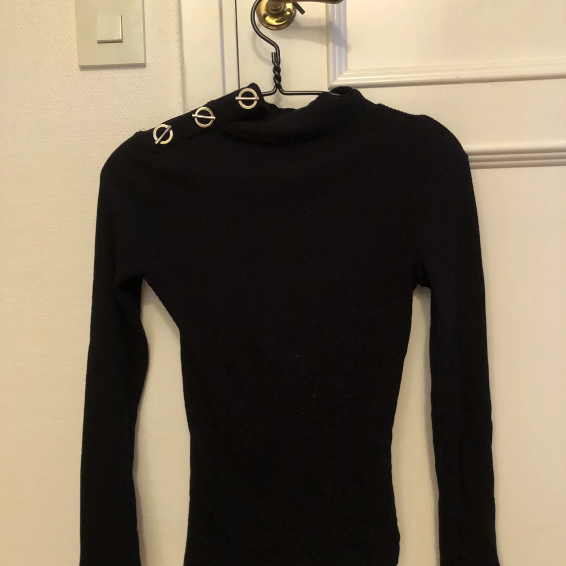 Svart tröja med liten krage