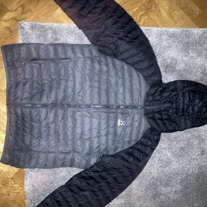 Haglöfs Höst Dunjacka - Nypris 2400kr Använd cirkus 8-10 gånger, säljer den för den är för stor för mig. 