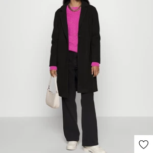 Kappa  - Säljer nu min super fina kappa pga att det inte kommer till användning den är även i petit så den är perfekt lång på mig som är 160cm lång 