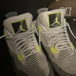 Jordan 4 neon  - Gammal sko som jag köpte för ett tag sedan kom pm för mer info !! 