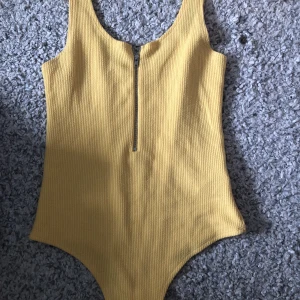 Gul body - Gul body från Bik bok, nästintill aldrig använd💛💛bodyn är lite mer klargul än bilden men skulle fortfarande säga att den är ljusgul🥰