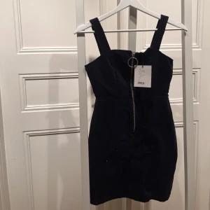 Mörkblå manchesterklänning  - Jättegullig kort manchesterklänning med dragkedja i mitten, aldrig använd med prislapparna kvar! 