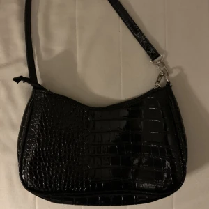 Axel väska  - Svart axelväska som jag köpte av en tjej här på plick! Endast använd ca 2 gånger.