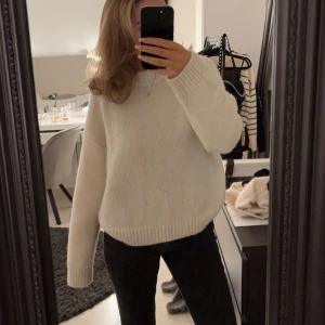 Stickad tröja  - Fin stickad tröja från hm, köpt för ca 1 månad sen o knappt använd så precis som ny! Köparen står för frakten!❤️