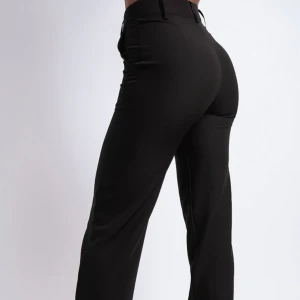 kostymbyxor  - säljer dessa superfina kostymbyxor från madlady då dem inte kommer till amdvänding längre! jag är 166 lång och dem är bra längd på mig. inga defekter på!💓💓