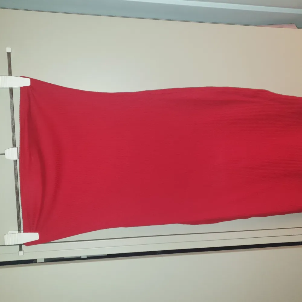 Röd kort klänning från H&M. Använd en gång. Storlek S.. Klänningar.