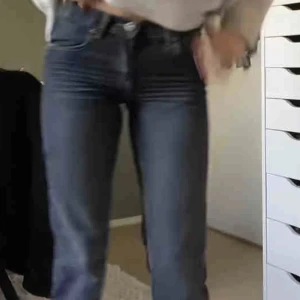 Jeans - Säljer ett par jeans som jag köpte av en tjej på Plick. De är i bra skick men kommer tyvärr inte till så mycket användning, bilden är lånad av tjejen jag köpte av.💕kom privat för fler bilder och frågor!