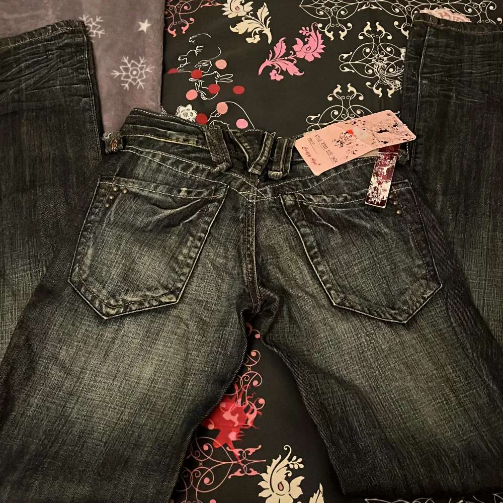 Helt nya crazy age jeans med lappen kvar! Har inga bilder på hur den ser ut på då dem är alldeles för små! Skit snygga!!! Inte stretchiga så köp inte om du misstänker att dem kommer vara för små! 🫶flared/ straight.Midja tvärs över 34cm innerbenslängden 80. Jeans & Byxor.