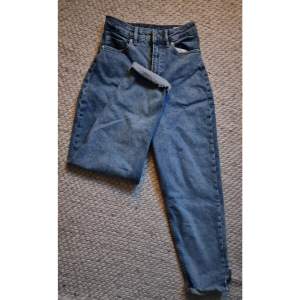Baggy jeans, märke divided från H&M, aldrig använda och säljer för att de är för långa för mig. Köpta på rea i höstas för 150 kr men säljer för 80kr. DM för fler bilder😊💕(står dock ej för ev. frakt) 🌸