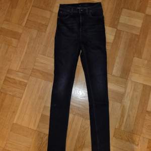 Skinny tigerjeans. Passar xs. St 32 längd. 