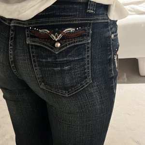 Bootcut jeans - Snygga bootcut jeans 🥰🥰säljer då de inte kmr  till användning längre !! Superfina detaljer både fram och på bakfickorna 