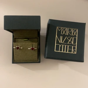 Marianilsdotter örhängen  - Säljer nu dessa ärhängen från marianilsdotter söker även byte mot något annat vid samma värde tex nått annat från marianilsdotter❤️hör bara av er är öppen för förslag. Nypris: 3590kr. Pris kan diskuteras vid snabb affär 
