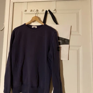 Stone Island Sweatshirt - Tja tja. Säljer denna Stone Island tröja. Den har ett litet hål i tröjan som är minimalt. Det är en Junior tröja men den sitter som vuxen storlek och passar S och M!