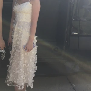 Ida Sjöstedt Midi Floral Dress - Midi klänning från Ida Sjöstedt. Använd fåtalet gånger, nyskick.