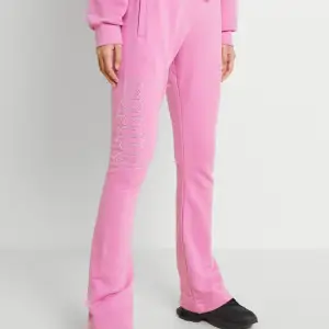 Rosa Adidas tracksuit med rhinestones 🔥 koftan är croppad och byxorna utsvängda  Bild 3 är samma set i annan färg  Passar strl M Helt oanvänt då de vart fel strl ( fick i present)  Nypris:1400