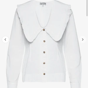 Ganni blus - Blus från ganni i storlek 36, använd ett par gånger men i bra skick.  Skickar fler bilder på förfrågan.   Köpare står för frakt! 