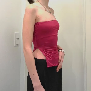 Barbie top👠 - Barbie top👠 topp sydd av secondhand-plagg. Dubbelt tyg vid bysten. Checka gärna min instagram och tiktok @restroyfashion ❤️