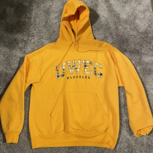 Champion hoodie - En gul champion hoodie i storlek L