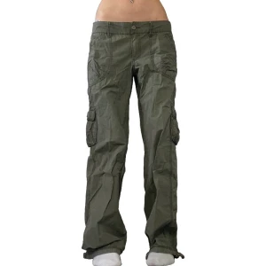 Cargobyxor  - Snygga cargobyxor, Så najs fickor! 47cm i midjan ( mätt rakt över ) 79cm i innerbenslängd