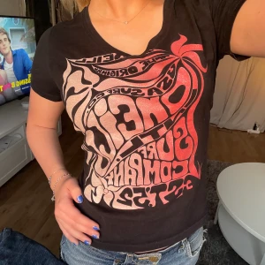 Tshirt med coolt tryck! - En jättesnygg tshirt med coolt tryck som glittrar. Man ser trycket närmare på andra bilden. Märket heter Oneill och är i bra skick. Passar mig som har storlek S men passar även XS och M beroende på passform. Säljer för 90 kr!